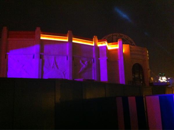 Hier soir des tests lumineux de la façade de la future boutique World of Disney on été réalisés, voici quelques photos : A savoir aussi que depuis aujourd’hui le passage entre...
