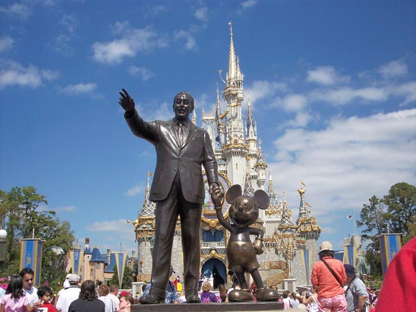 &nbsp; &nbsp; Pendant des décennies, Disney a interdit les barbes et moustaches en appliquant ce qu’ils ont appelé le &laquo;&nbsp;Look Disney&nbsp;&raquo;, les barbes pourront dès le 3  février 2012 faire...