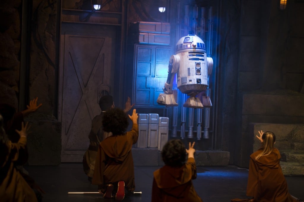 Jedi Training Academy - Pagina 12 Jedi-Training-Academy-R2-D2-Star-Wars-Disneyland-Paris-2015