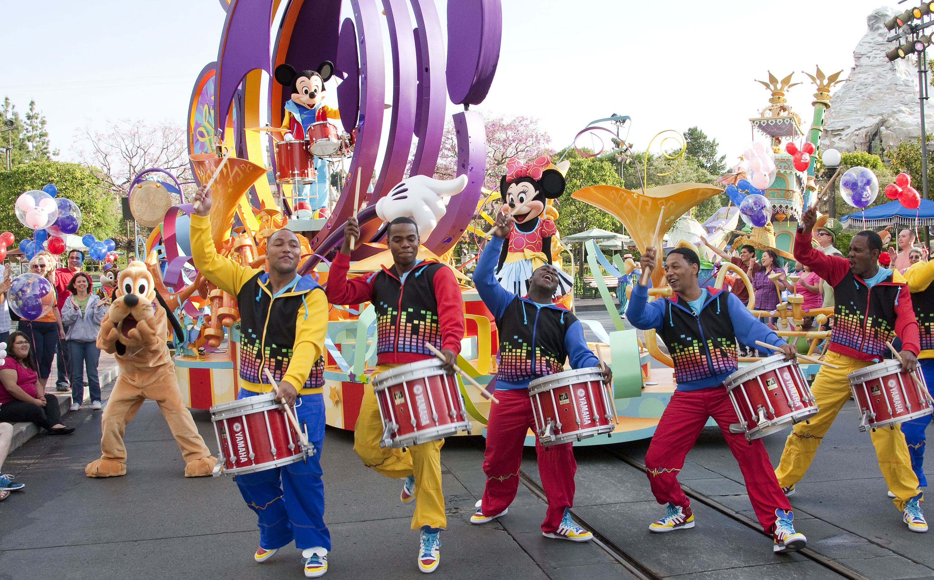 Have street parades. Стрит парад. Парад команд. Волшебный парад. Disneyland Musical Parade.