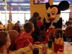 Mickey, la star du restaurant, en personne.