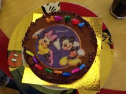 Le gâteau d'anniversaire pour 8 personnes.