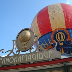 Le ballon PanoraMagique au-dessus du lac Disney au Disney Village