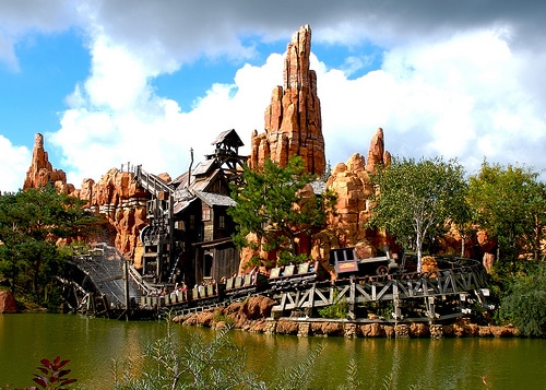 Photo de l'attraction Big Thunder Mountain de Disneyland Paris parmi les meilleures attractions.