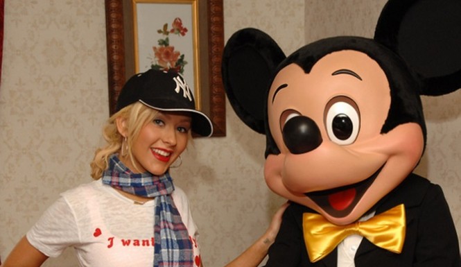 Christina-Aguilera-And-Mickey-Mouse-665x385