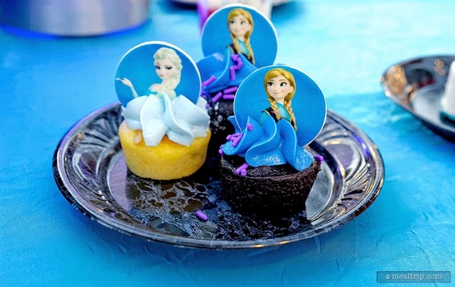anna-and-elsa-mini-cupcakes-frozen-dessert-party