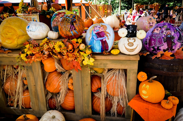 disneyland-halloweentime-halloween-roundup-big-thunder-ranch-pumpkin-carvers