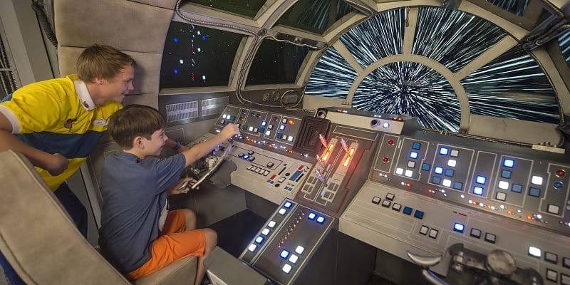 Cockpit du Star Wars Milennium Falcon à bord du disney dreams