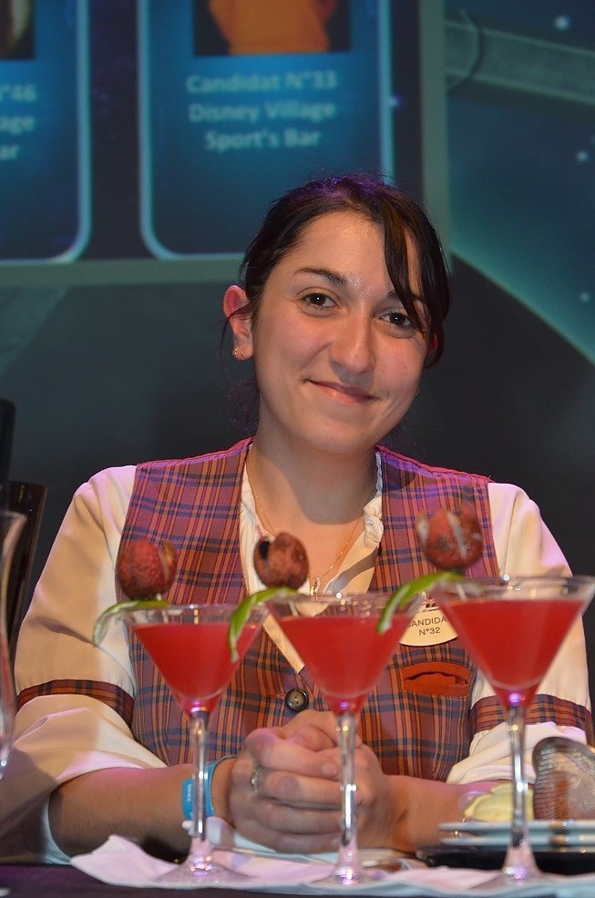 Anaïs Breton, gagnante de la 16e édition du Disney Shaker Challenge (ici avec son cocktail "Tsubaki")