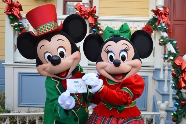 Mickey et Minnie à la rencontre des Visiteurs au matin de la réouverture des Parcs le 18/11/2015
