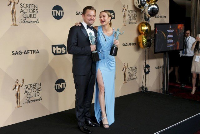 Leonardo DiCaprio et Brie Larson, stars des SAG Awards 2016, posent avec leur statuette.
