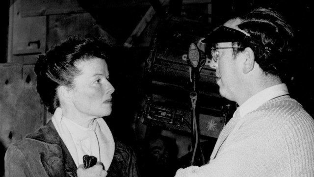 Douglas Slocombe sur la plateau de Lease of Life en 1954, avec Katherine Hepburn