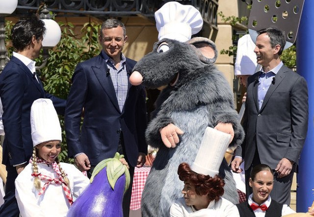 Philippe Gas, PDG d'Euro Disney SCA, Bob Iger, PDG de Disney et Tom Staggs, patron de Disney Parks au lancement de Ratatouille à Disneyland Paris