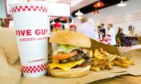 Five Guys au Disney Village : burgers sur mesure à Disneyland Paris (guide 2026)
