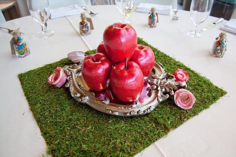 Table consacrée à Blanche-Neige, avec des pommes rouges (mais non empoisonnées, cette fois !)
