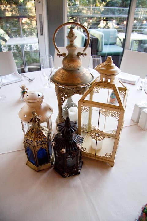 Table consacrée à Raiponce, avec des lanternes