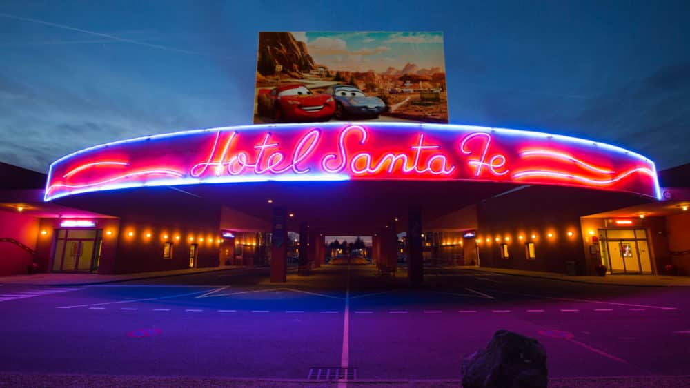 Façade du Disney's Hotel Santa Fe à Disneyland Paris, thème Cars et désert américain