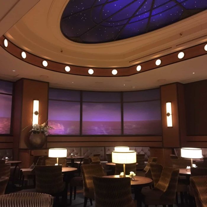 Le lounge du Compass Club au de l'hôtel Disney Newport Bay Club