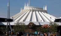 Photo de l'attraction Space Mountain de Tomorrowland au parc Disneyland de Disneyland Resort.