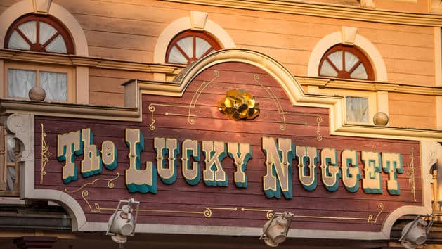Le Lucky Nugget Saloon et sa pépite d'or animent le cœur de Thunder Mesa
