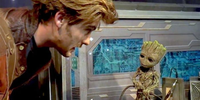 Star-Lord discutant avec son ami baby Groot