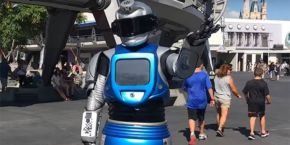 Photo du robot iCan à Tomorrowland du Magic Kingdom à Walt Disney World.