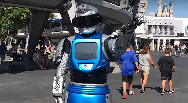 Photo du robot iCan à Tomorrowland du Magic Kingdom à Walt Disney World.