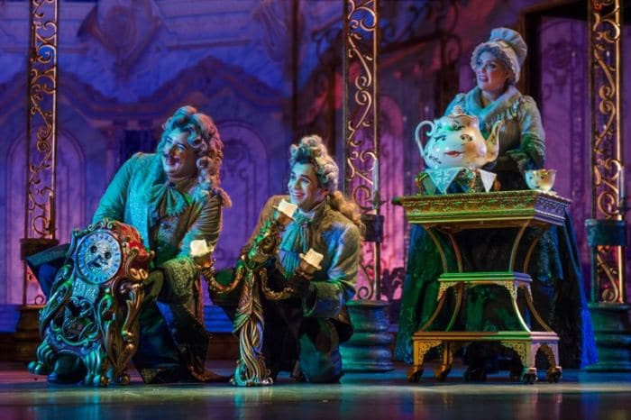 Photo des marionnettes dans le spectacle Belle et la Bête sur le DIsney Dream (source : wdwinfo.com)