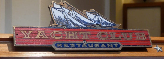 Comptoir du restaurant Yacht Club au Disney's Newport Bay Club