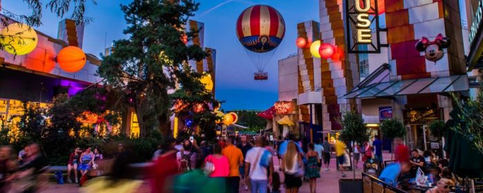 Photo du Disney Village de Nuit qui est sur la route de certains hôtels Disney