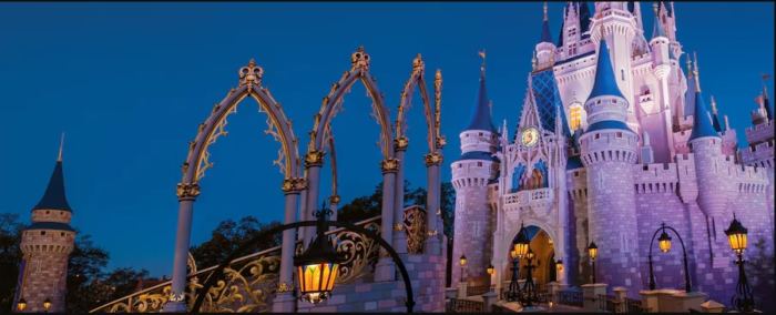 Photo du château de Cendrillon de nuit pendant les Disney After Hours