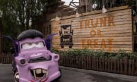 Photo d'une pancarte Trunk or Treat pendant Halloween Time à Disneyland Resort