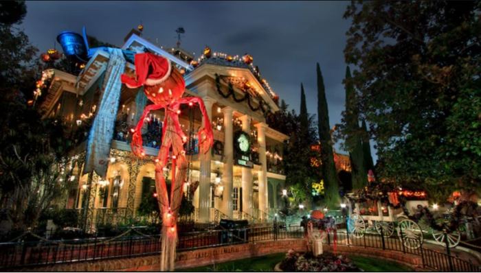 Photo de l'Haunted Mansion Holliday au cours du Halloween Time à Disneyland Resort