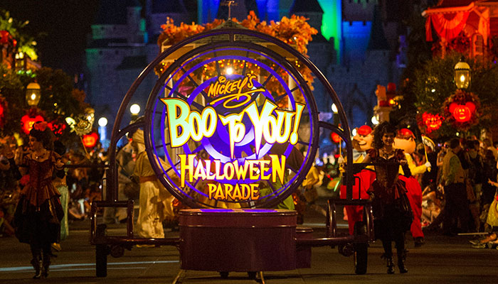 Photo de la parade Mickey's Boo-to-You Hallween Parade à la Mickey's Not-So-Scary Halloween Party avec les Disney's Not-So-Spooky Spectacular.
