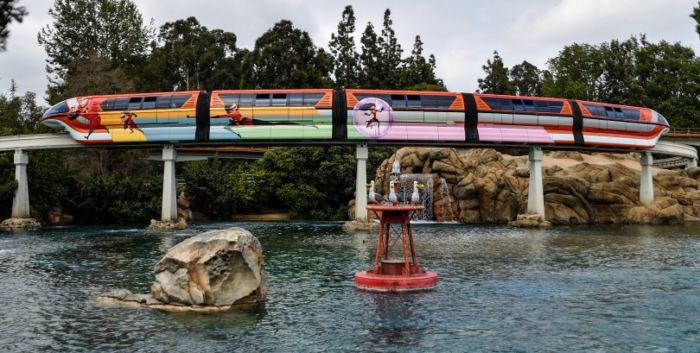 Photo du nouvel habillage du monorail pour la Pixar Fest.