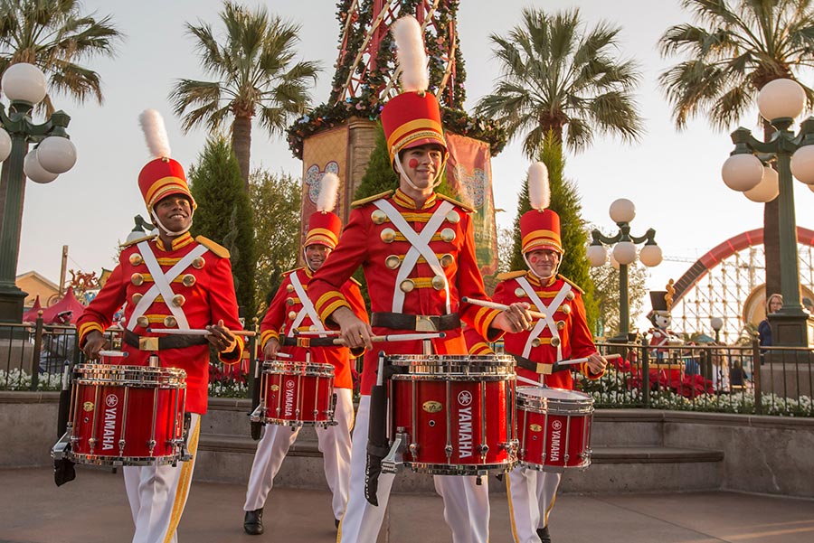 Photo des Holiday Toy Drummer présent dans le parc Disney Californa Adventure pendant la saison de Noël à Disneyland Resort.