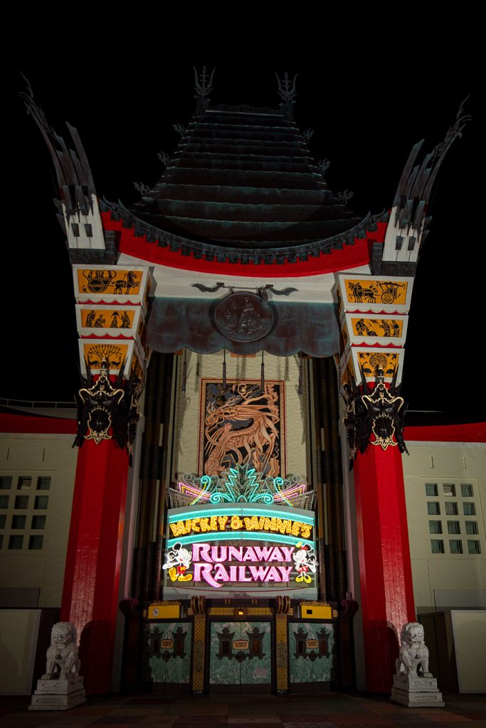 Panneau de l'attraction Mickey and Minnie Runaway Railway.