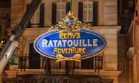 Photo de la signalétique de l'attraction Remy's Ratatouille Adventure.
