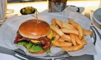 Photo du classic American Burger au Sci-Fi Dine-In Theater Restaurant au Disney's Hollywood Studios