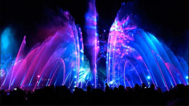 Photo d'une projection du Fountains & Fireworks Countdown au Disneyland Resort