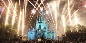 Photo du spectacle Fantasy In The Sky Fireworks pendant le nouvel an à Walt Disney World.