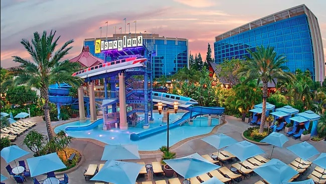 Photo de la piscine du Disneyland Hotel à Disneyland Resort.