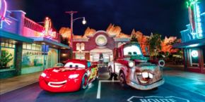 Photo de Flash McQueen et Martin à Cars Land dnas le parc Disney California Adventure.