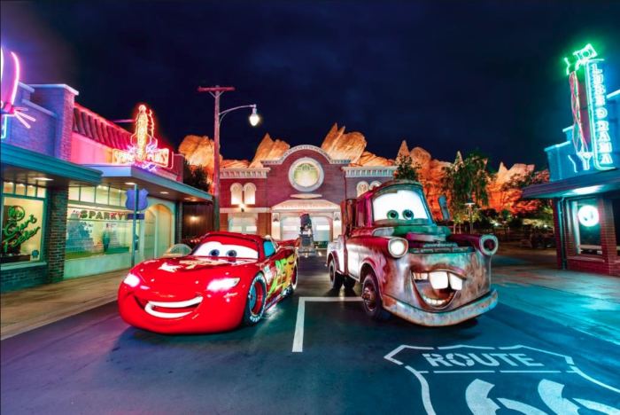 Photo de Flash McQueen et Martin à Cars Land dnas le parc Disney California Adventure.