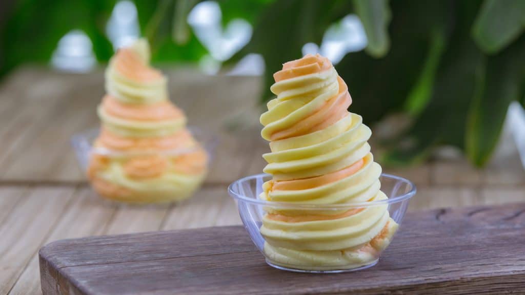 Photo d'un Dole Whip Swirl disponible à The Tropical Hideway, un des célébres snacks des parcs américains.