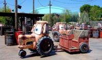 Photo de l'attraction Mater's Junkyard Jamboree à Cars Land au parc Disney California Adventure.