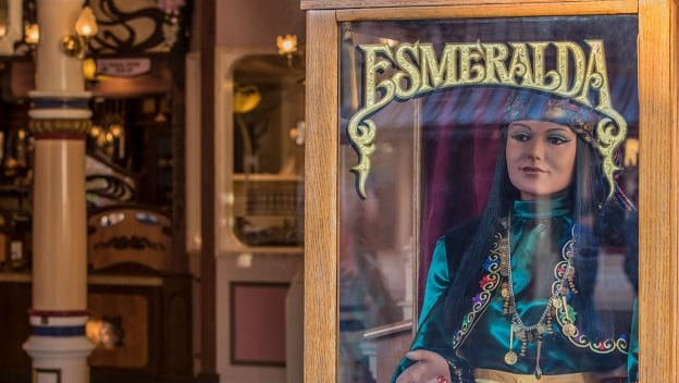 Photo d'Esmeralda la diseuse de bonne aventure qui intéragit avec Play Disney Park.