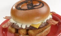 Ainsi, photo du snack Super Stretchy Burger inspired by Mrs. Incredible pendant l'Incredible Tomorrowland Expo à Walt Disney World Resort.
