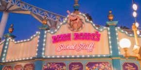 Ainsi Photo de la boutique Bing Bong Sweet Stuff dans Pixar Pier au parc Disney California Adventure de Disneyland Resort.