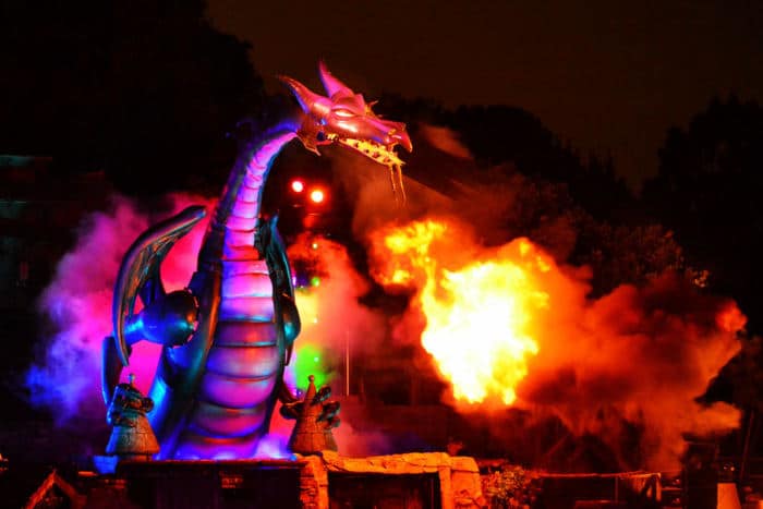 Photo du spectacle nocturne Fantasmic au parc Disneyland de Disneyland Resort.